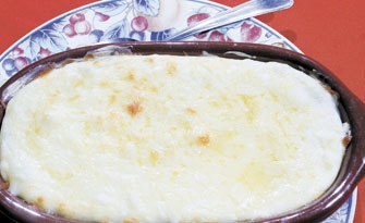 O Bar Venda dú Santy tem muitas opções de pratos quentes. O escondidinho de mandioca rende até duas porções